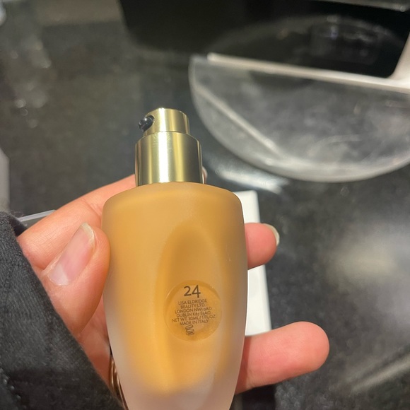 Lisa Eldridge seamless foundation shade 24 - Picture 6 of 8